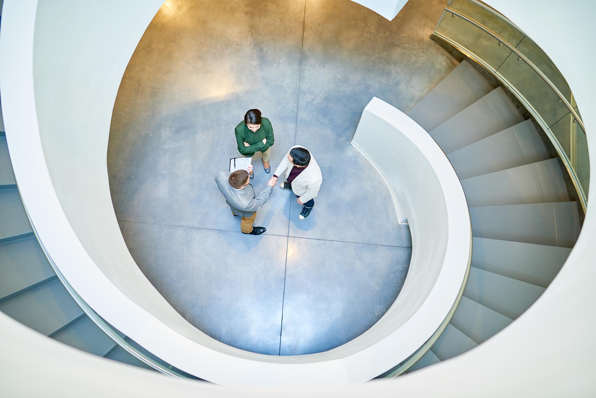 Begrüßung im Treppenhaus, von oben fotografiert
